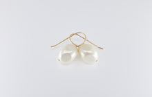 Load image into Gallery viewer, HANNAH pearl earring