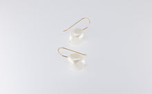 Load image into Gallery viewer, HANNAH pearl earring