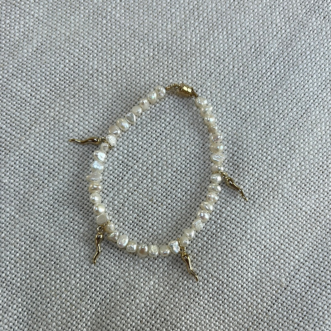 chili pearl bracelet