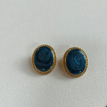 Load image into Gallery viewer, may vintage earring
