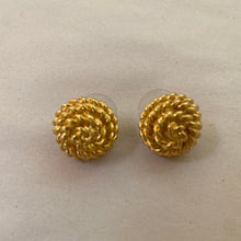 Load image into Gallery viewer, vintage stud earring
