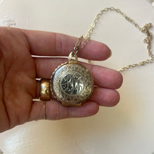 Load image into Gallery viewer, nameplate vintage locket
