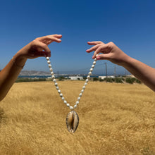 Load image into Gallery viewer, molly shell necklace
