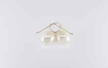 Load image into Gallery viewer, hannah pearl earring
