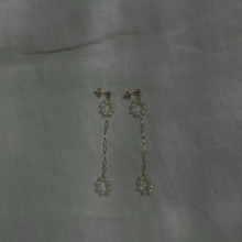 Load image into Gallery viewer, carrie pearl drop earring
