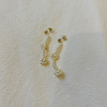 Load image into Gallery viewer, flower drop pearl earring
